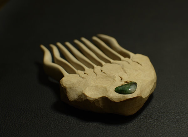 Haarkamm in Form einer Qualle, helles Lindenholz, mit einem grün-weißen Stein